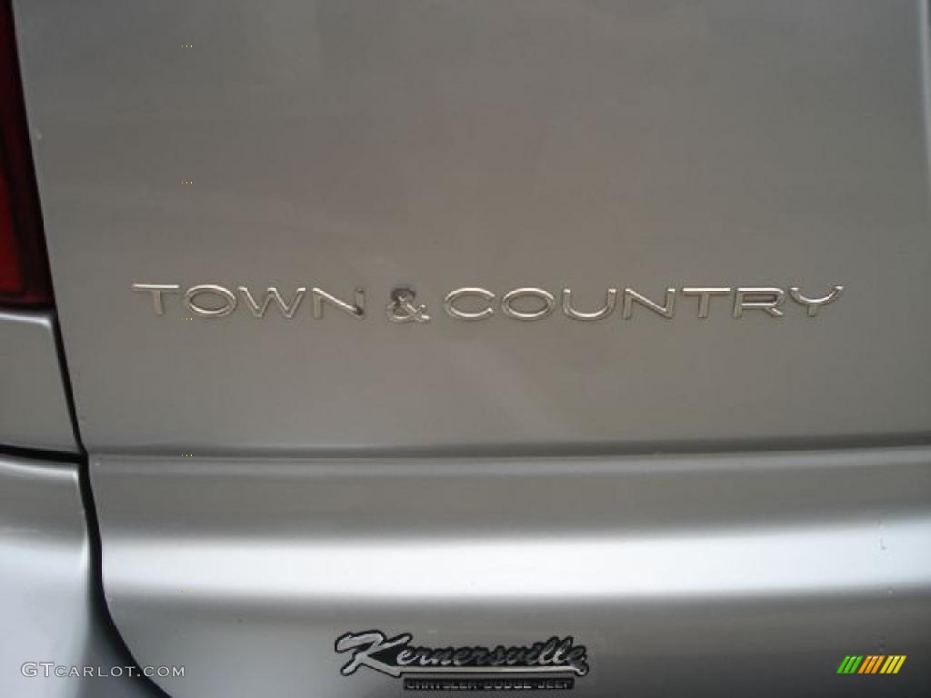 2002 Town & Country Limited AWD - Bright Silver Metallic / Taupe photo #37