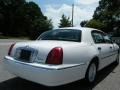2000 Vibrant White Lincoln Town Car Executive  photo #5