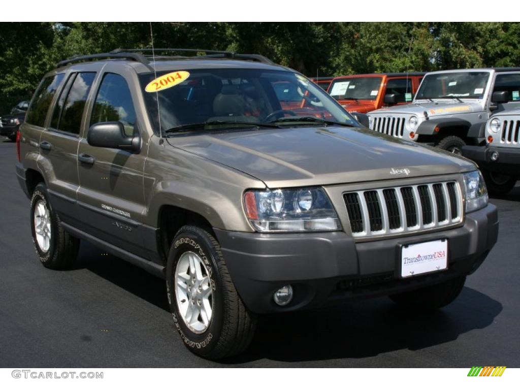 2004 Grand Cherokee Laredo 4x4 - Light Khaki Metallic / Sandstone photo #1