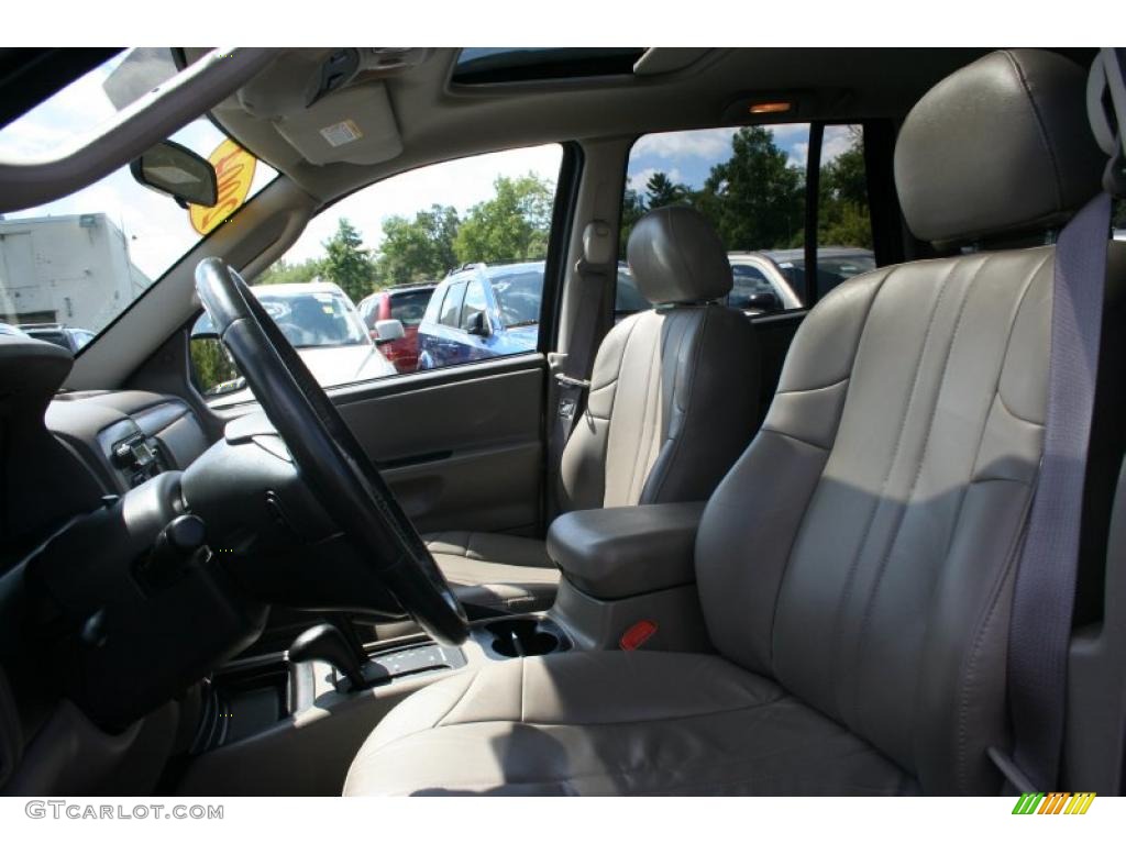 2004 Grand Cherokee Laredo 4x4 - Light Khaki Metallic / Sandstone photo #17