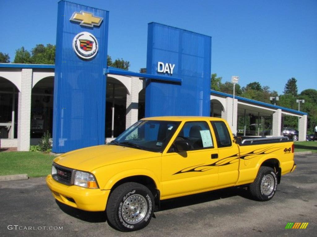2003 Sonoma SLS Extended Cab 4x4 - Flame Yellow / Graphite photo #1