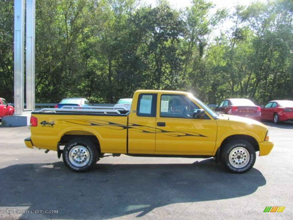 2003 Sonoma SLS Extended Cab 4x4 - Flame Yellow / Graphite photo #5