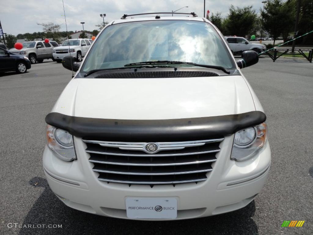 2005 Town & Country Touring - Stone White / Medium Slate Gray photo #8