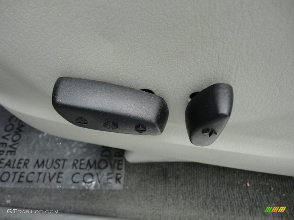 2005 Town & Country Touring - Stone White / Medium Slate Gray photo #14