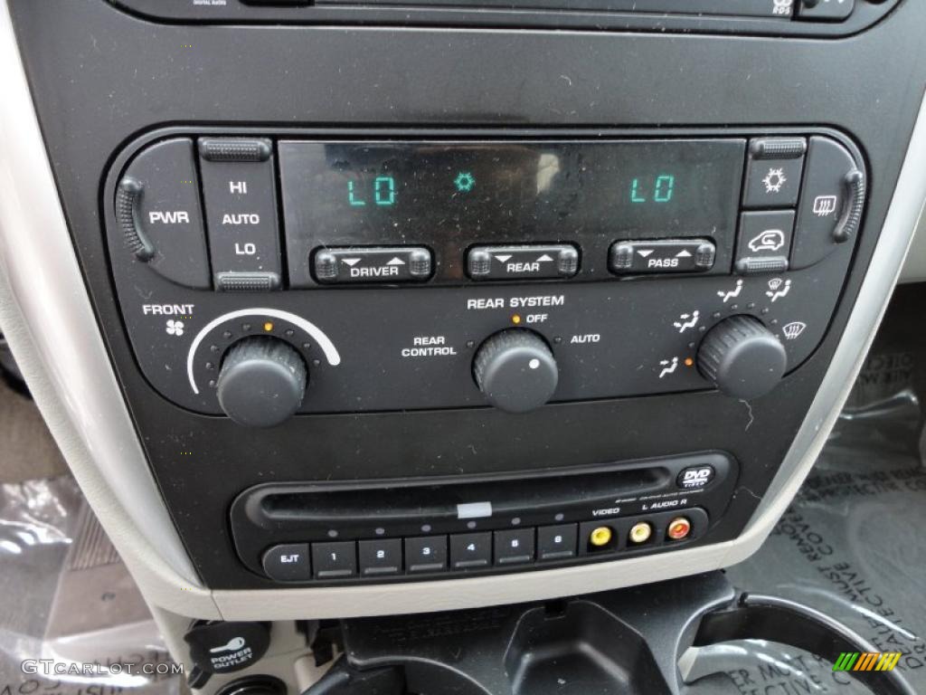 2005 Town & Country Touring - Stone White / Medium Slate Gray photo #16