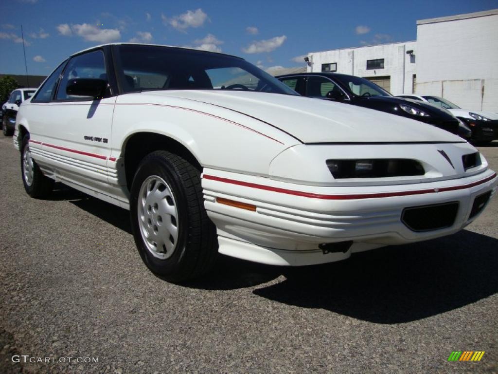 1993 Grand Prix SE Coupe - Bright White / Gray photo #5