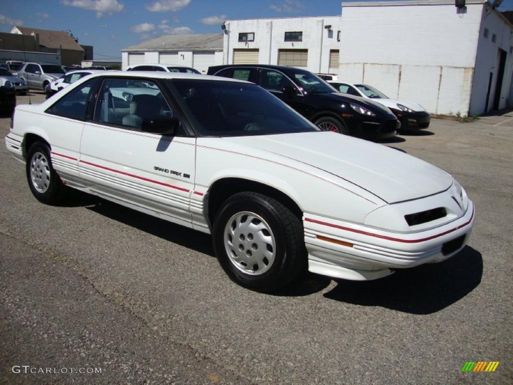 1993 Grand Prix SE Coupe - Bright White / Gray photo #6