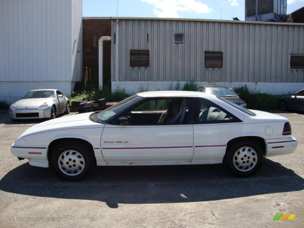 1993 Grand Prix SE Coupe - Bright White / Gray photo #11