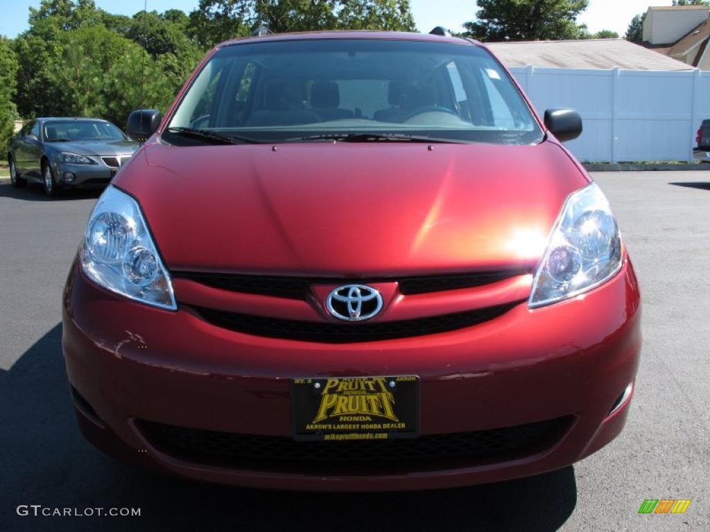 2008 Sienna LE - Salsa Red Pearl / Fawn photo #4