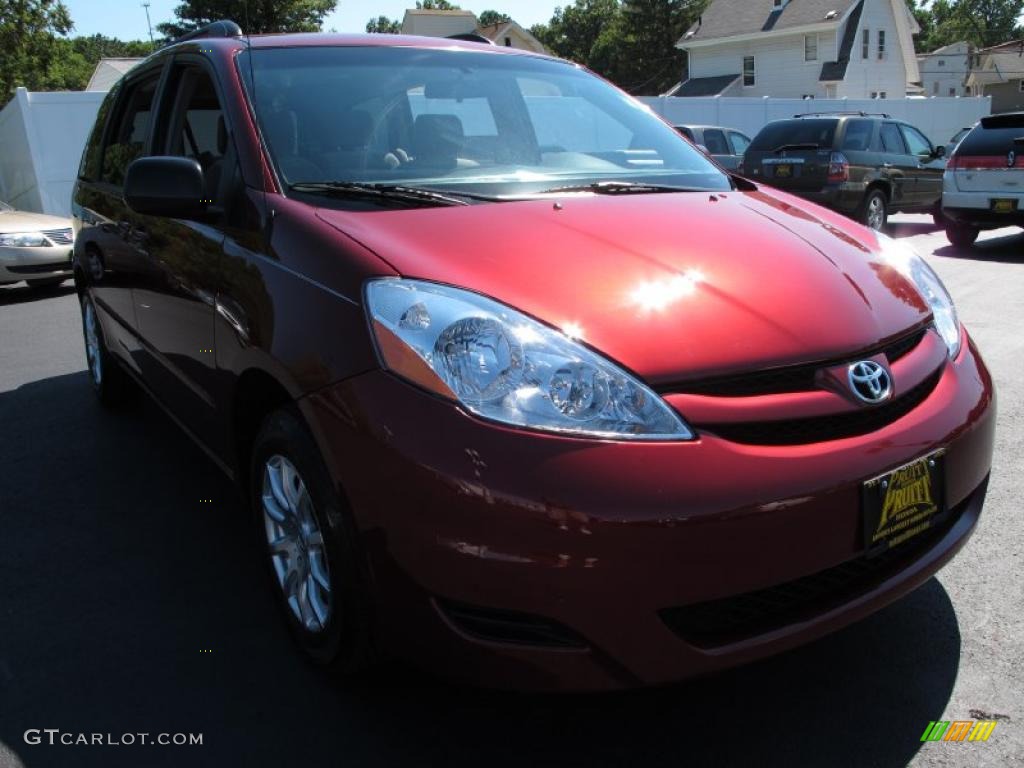 2008 Sienna LE - Salsa Red Pearl / Fawn photo #5