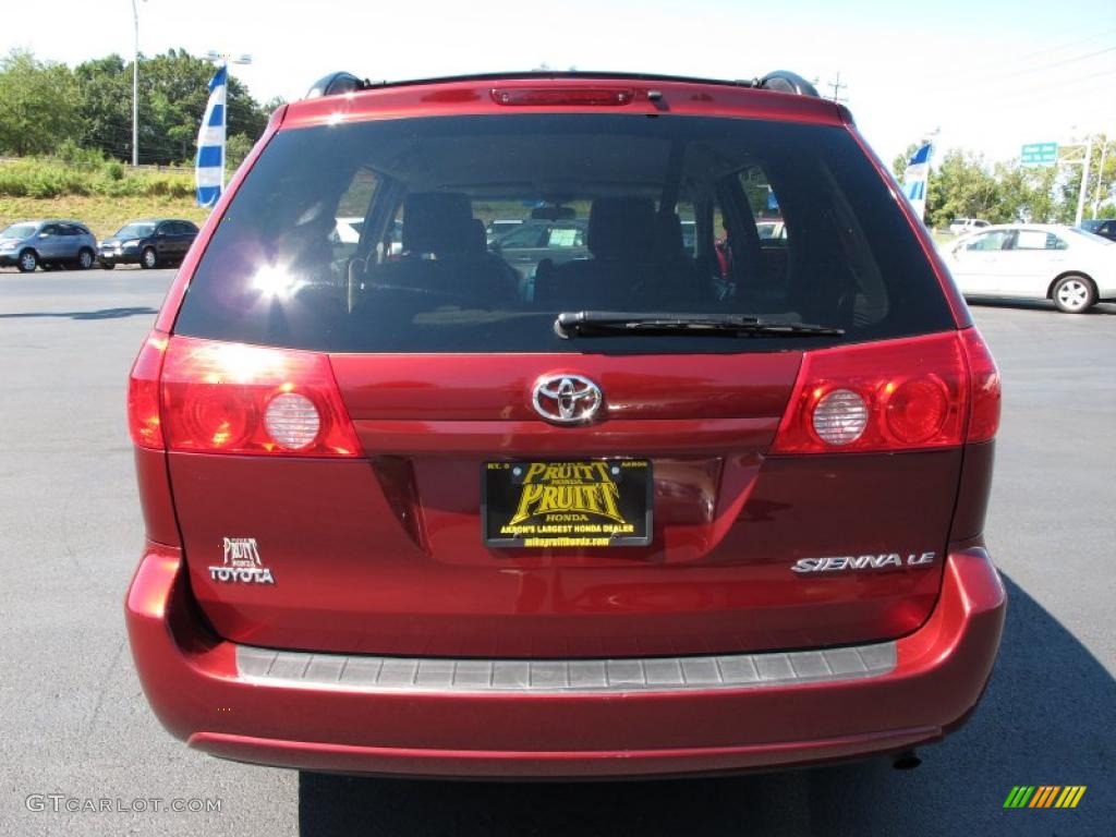 2008 Sienna LE - Salsa Red Pearl / Fawn photo #8