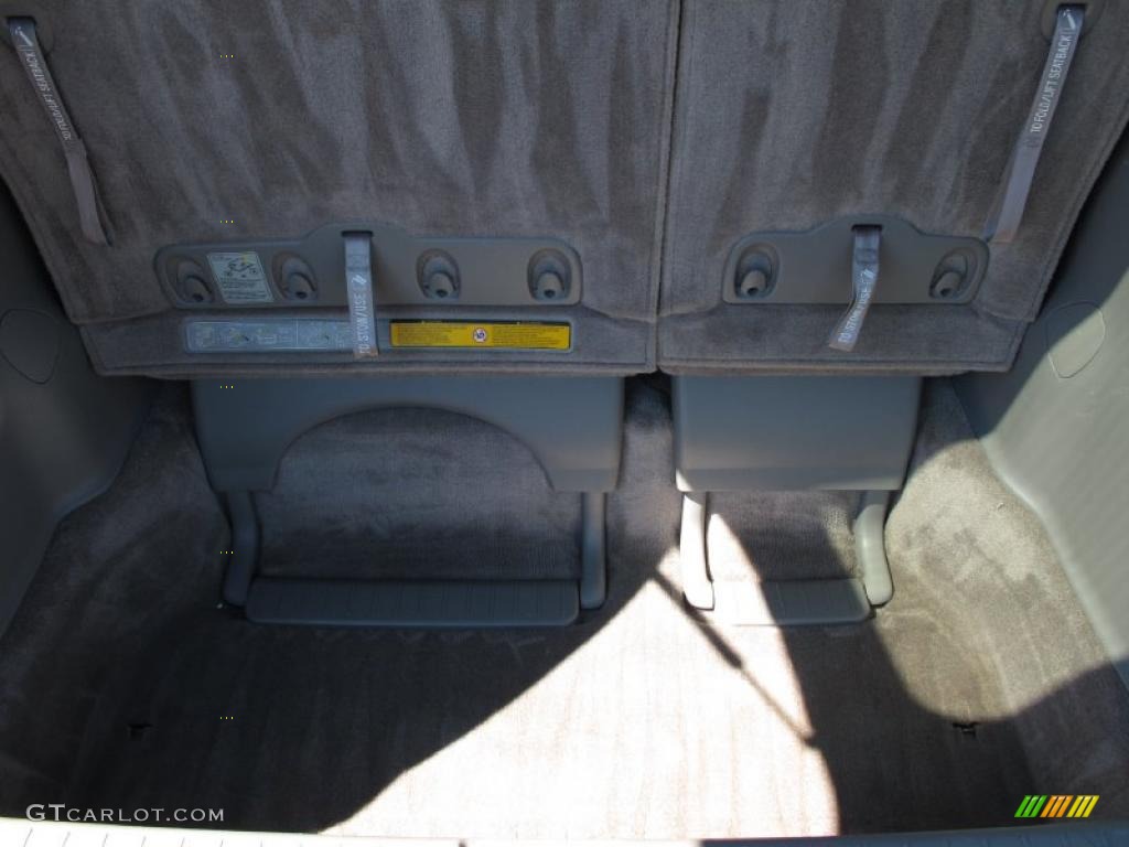 2008 Sienna LE - Salsa Red Pearl / Fawn photo #9