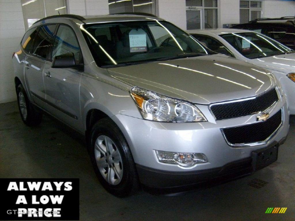 2010 Traverse LS AWD - Silver Ice Metallic / Dark Gray/Light Gray photo #1