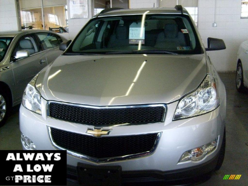 2010 Traverse LS AWD - Silver Ice Metallic / Dark Gray/Light Gray photo #2