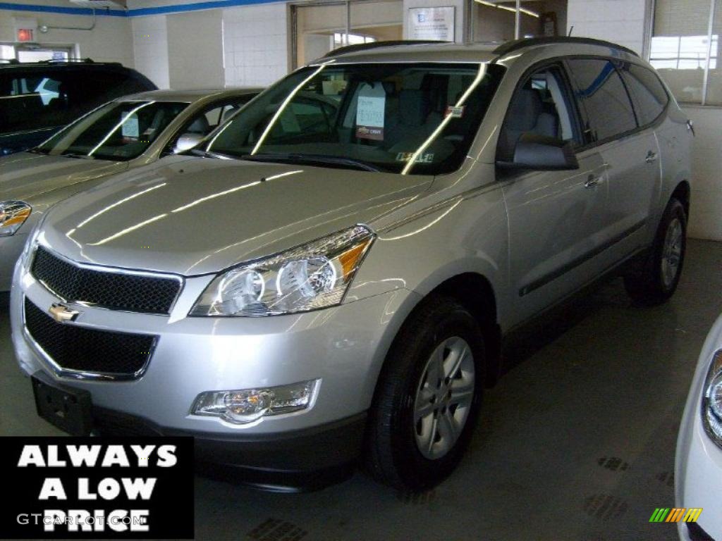 2010 Traverse LS AWD - Silver Ice Metallic / Dark Gray/Light Gray photo #3