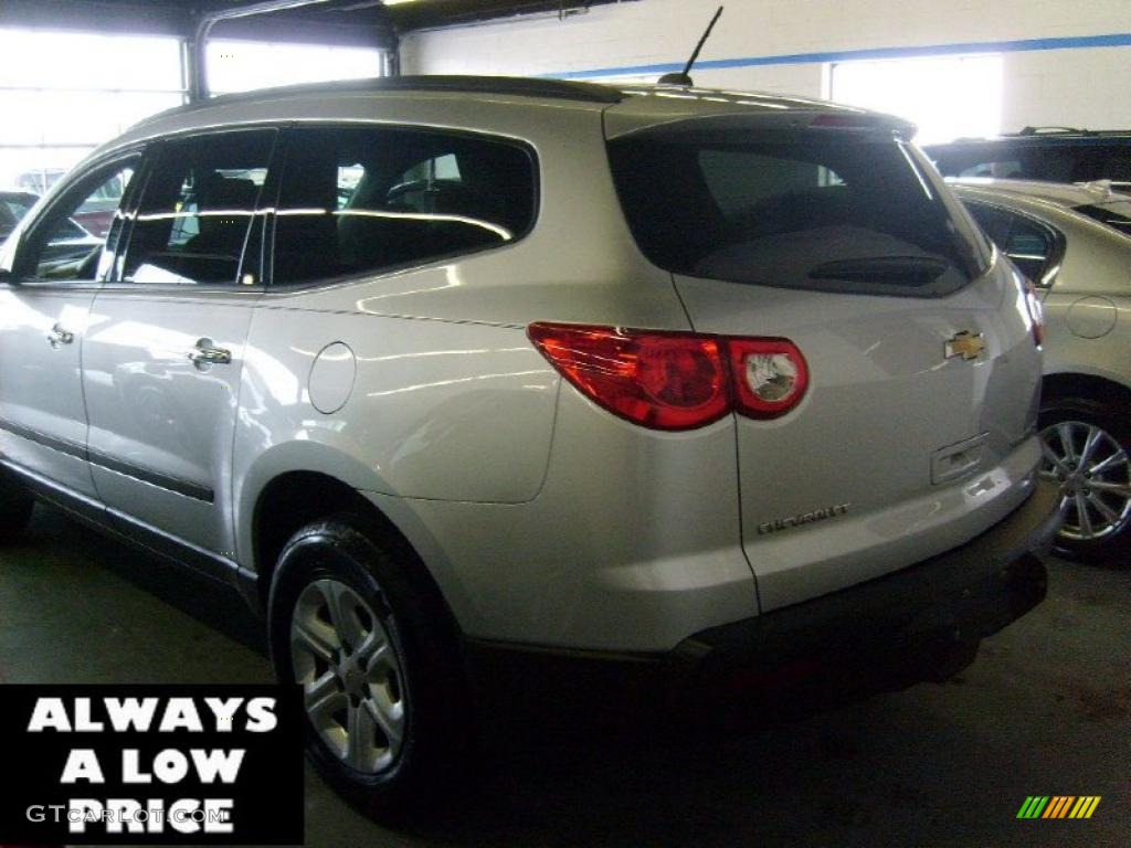 2010 Traverse LS AWD - Silver Ice Metallic / Dark Gray/Light Gray photo #4