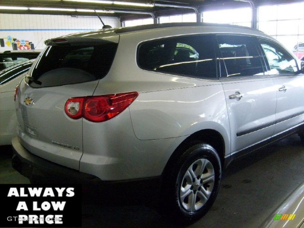 2010 Traverse LS AWD - Silver Ice Metallic / Dark Gray/Light Gray photo #5