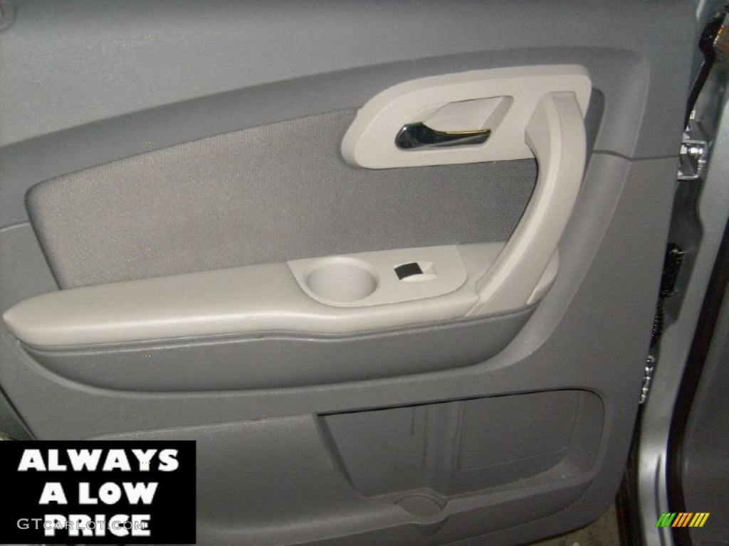 2010 Traverse LS AWD - Silver Ice Metallic / Dark Gray/Light Gray photo #12
