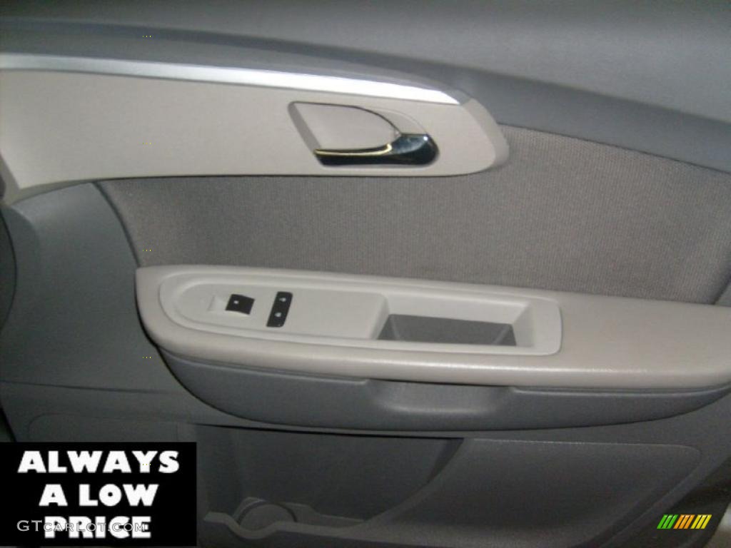 2010 Traverse LS AWD - Silver Ice Metallic / Dark Gray/Light Gray photo #16