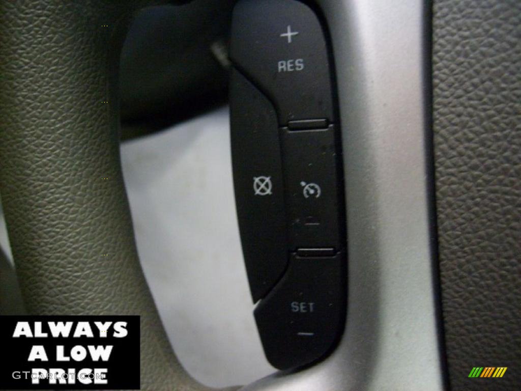 2010 Traverse LS AWD - Silver Ice Metallic / Dark Gray/Light Gray photo #18