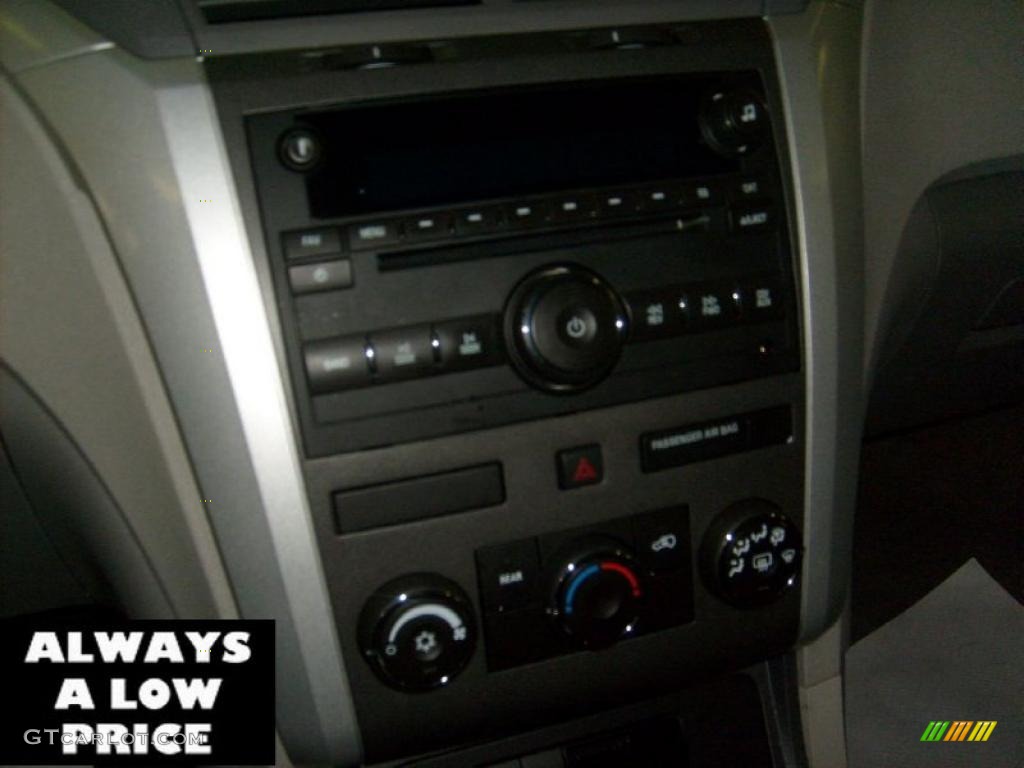 2010 Traverse LS AWD - Silver Ice Metallic / Dark Gray/Light Gray photo #19