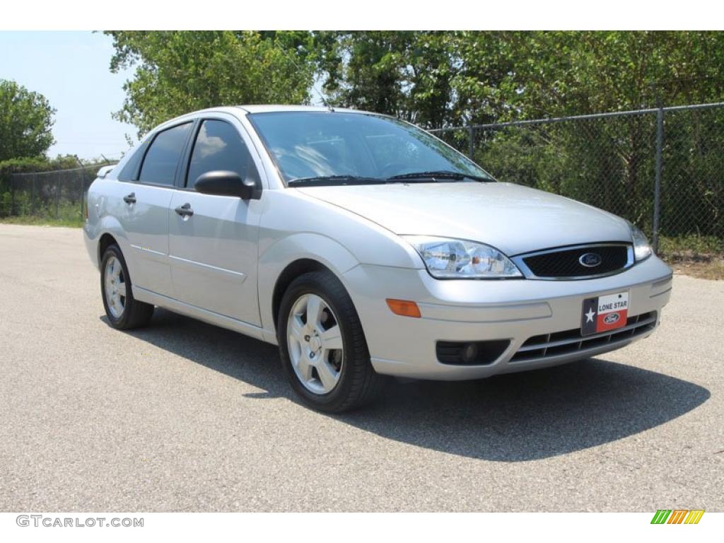 2006 Focus ZX4 SES Sedan - CD Silver Metallic / Dark Flint/Light Flint photo #1