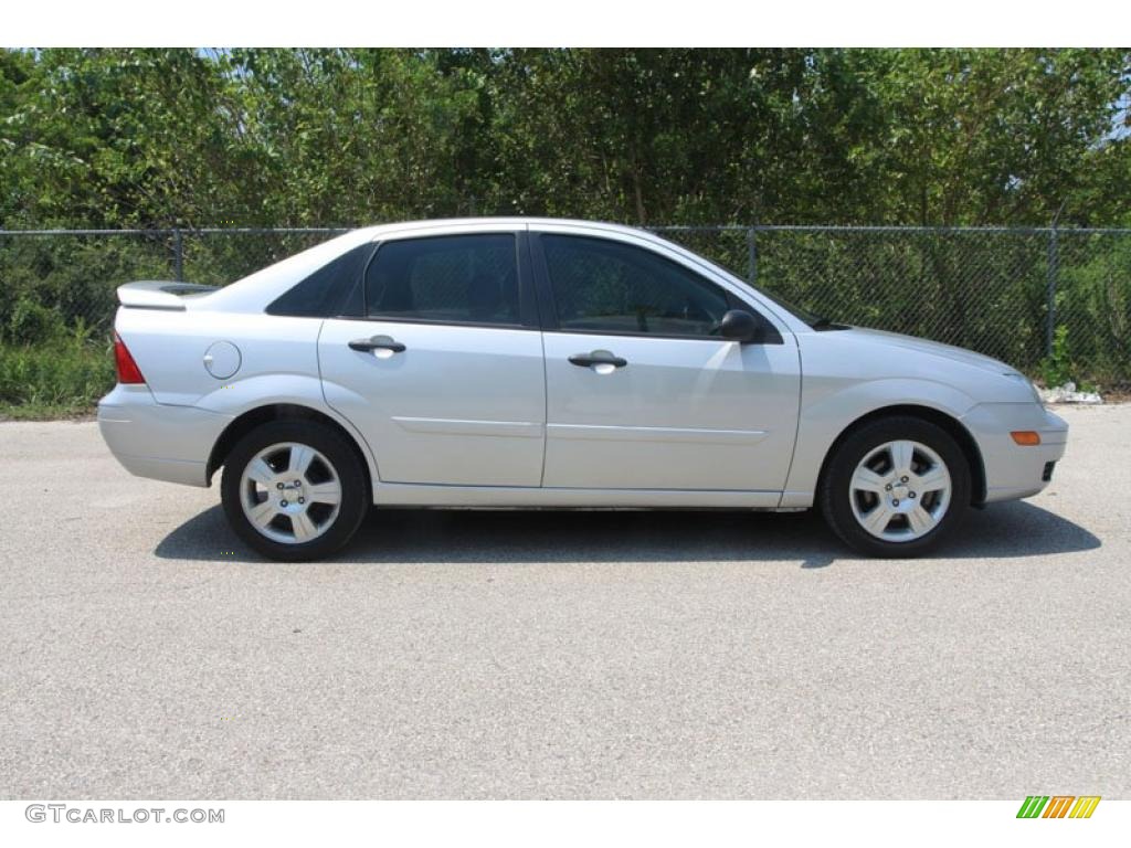 2006 Focus ZX4 SES Sedan - CD Silver Metallic / Dark Flint/Light Flint photo #2
