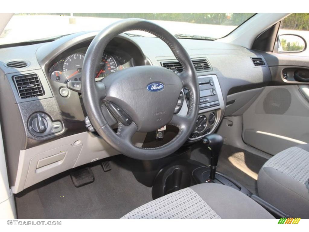2006 Focus ZX4 SES Sedan - CD Silver Metallic / Dark Flint/Light Flint photo #4