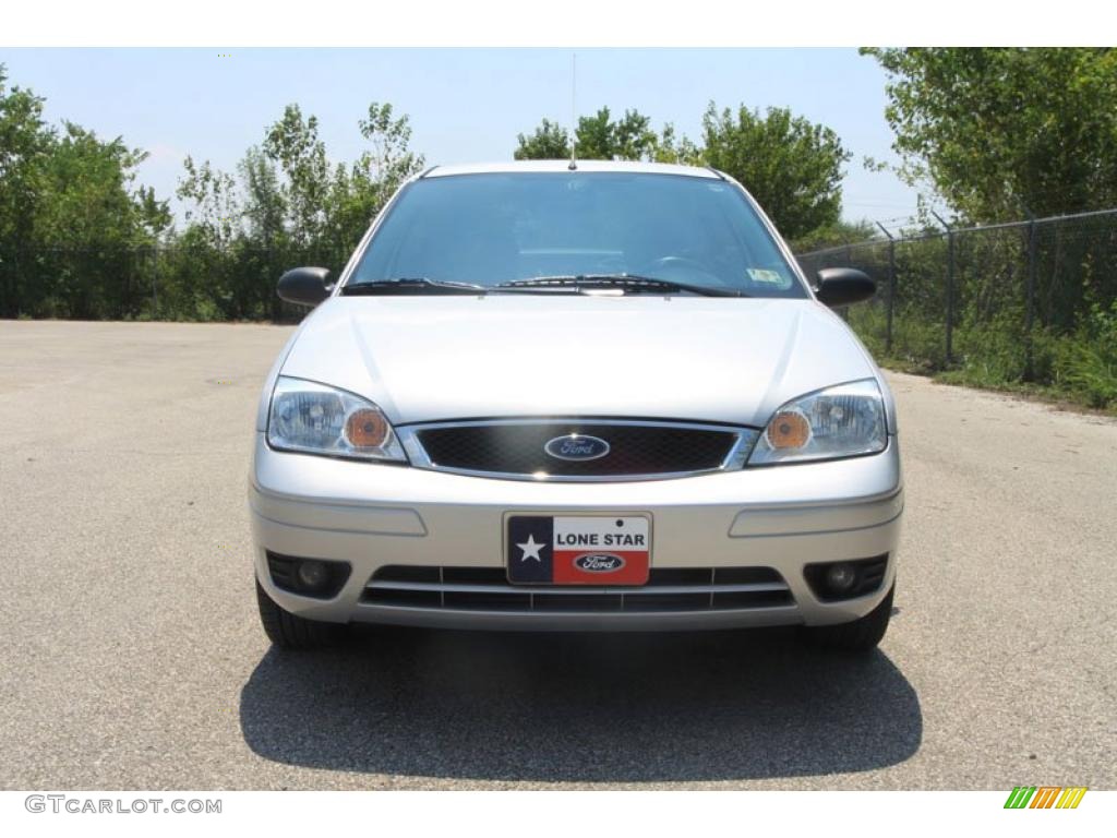 2006 Focus ZX4 SES Sedan - CD Silver Metallic / Dark Flint/Light Flint photo #9