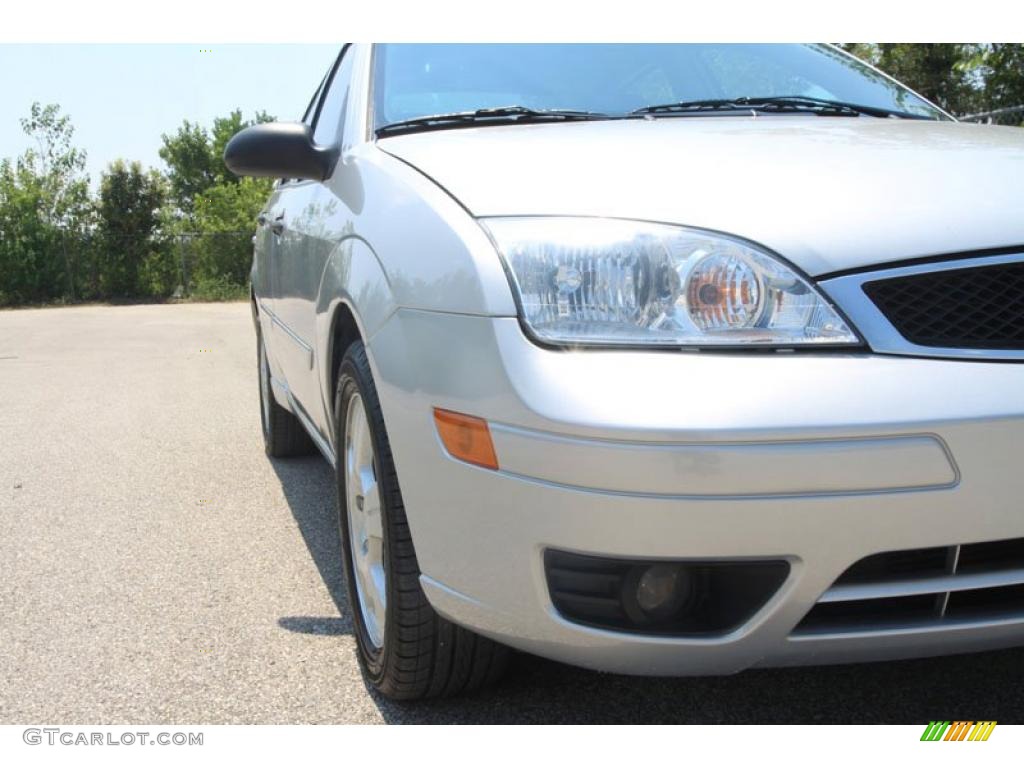 2006 Focus ZX4 SES Sedan - CD Silver Metallic / Dark Flint/Light Flint photo #10