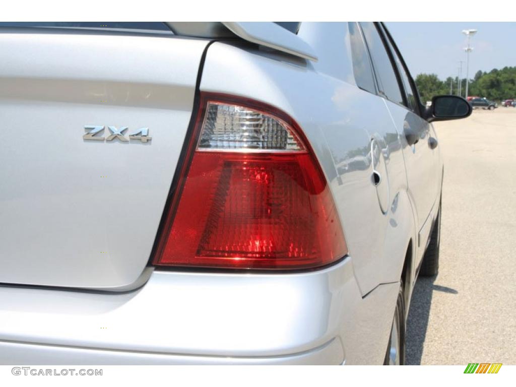 2006 Focus ZX4 SES Sedan - CD Silver Metallic / Dark Flint/Light Flint photo #13