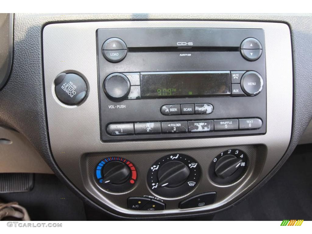2006 Focus ZX4 SES Sedan - CD Silver Metallic / Dark Flint/Light Flint photo #17