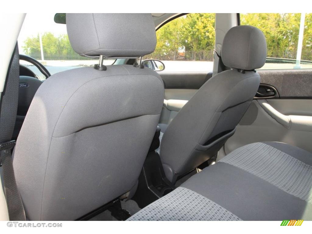 2006 Focus ZX4 SES Sedan - CD Silver Metallic / Dark Flint/Light Flint photo #19