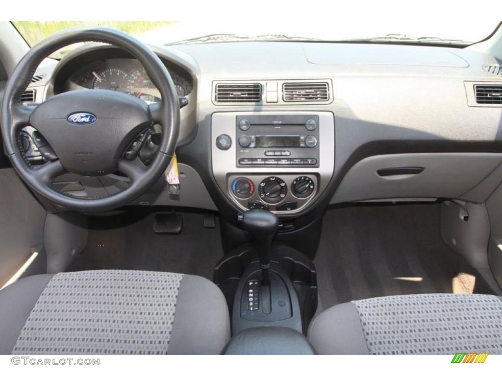 2006 Focus ZX4 SES Sedan - CD Silver Metallic / Dark Flint/Light Flint photo #20