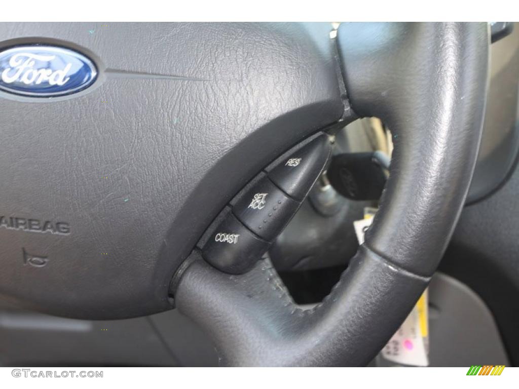 2006 Focus ZX4 SES Sedan - CD Silver Metallic / Dark Flint/Light Flint photo #22
