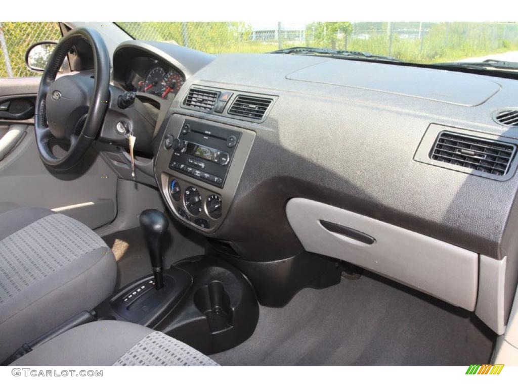 2006 Focus ZX4 SES Sedan - CD Silver Metallic / Dark Flint/Light Flint photo #26