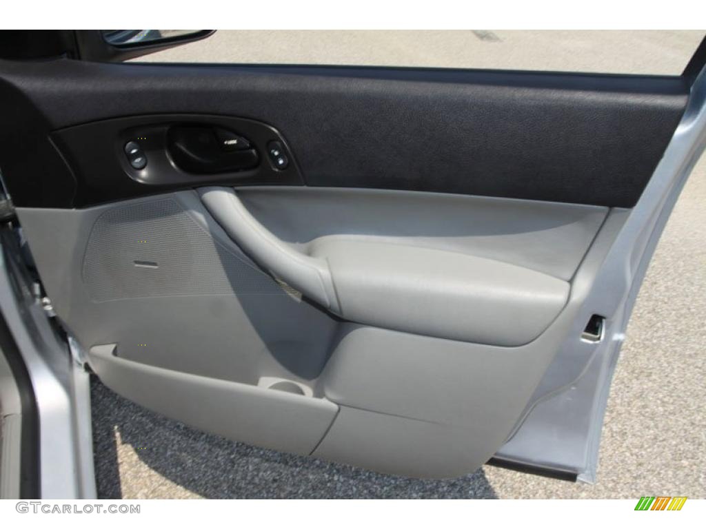 2006 Focus ZX4 SES Sedan - CD Silver Metallic / Dark Flint/Light Flint photo #27