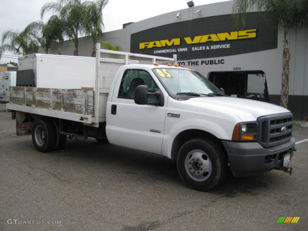 2005 F350 Super Duty XL Regular Cab Chassis - Oxford White / Medium Flint photo #1