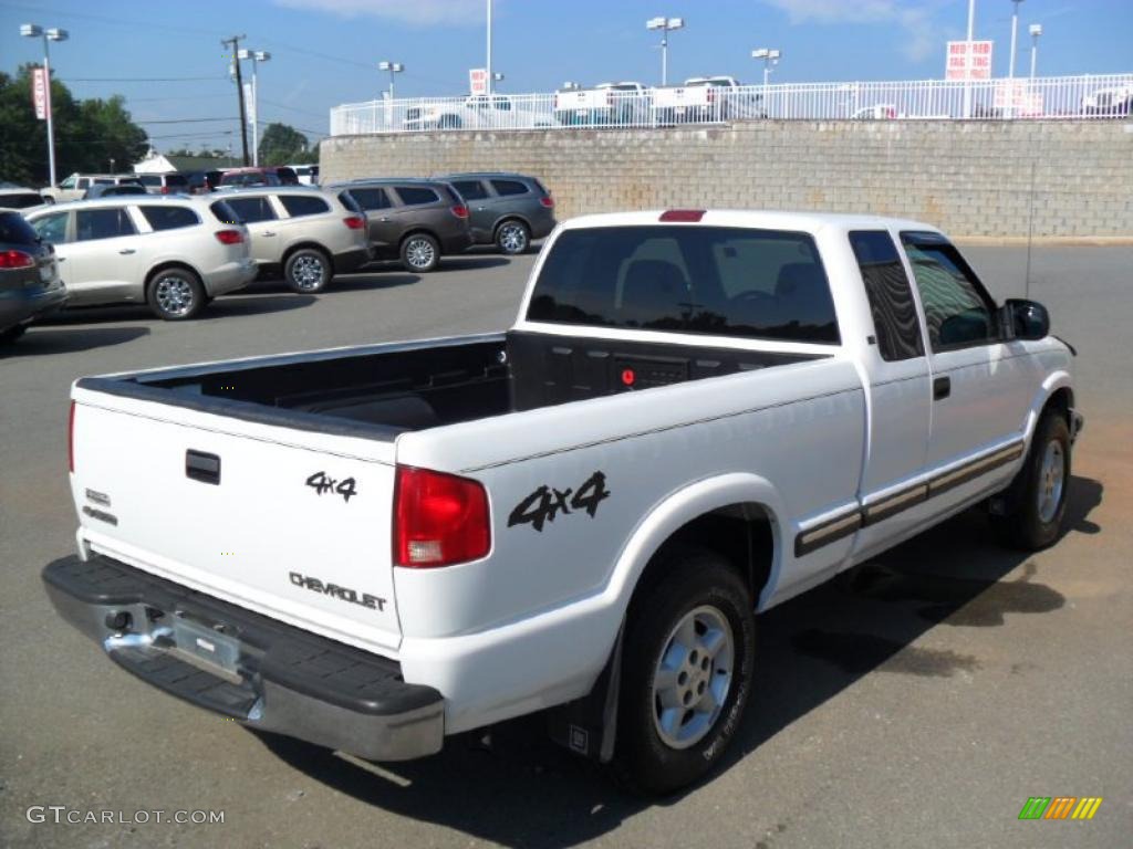 2003 S10 LS Extended Cab 4x4 - Summit White / Graphite photo #4