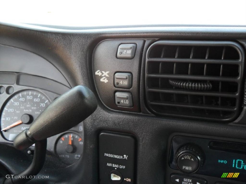 2003 S10 LS Extended Cab 4x4 - Summit White / Graphite photo #12