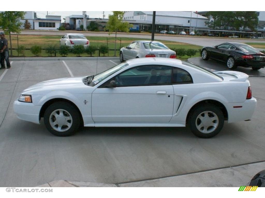 2000 Mustang V6 Coupe - Crystal White / Medium Graphite photo #10