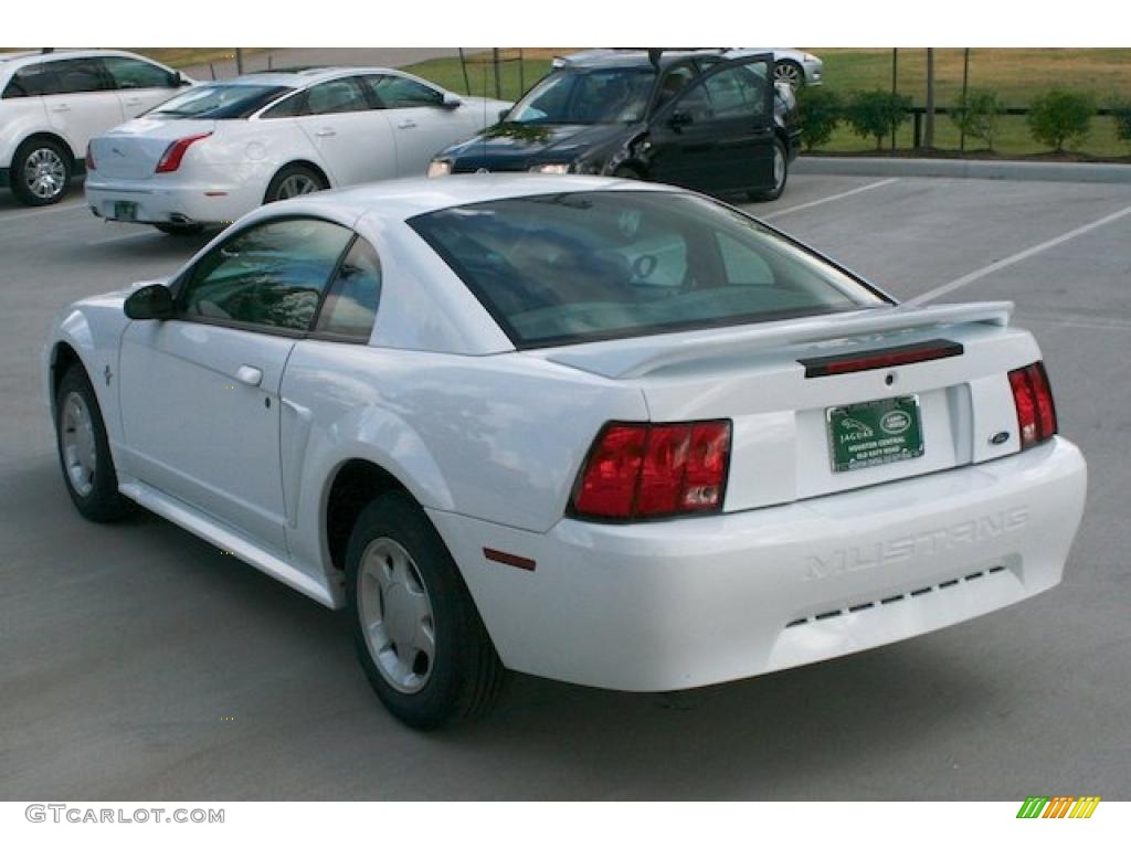 2000 Mustang V6 Coupe - Crystal White / Medium Graphite photo #11