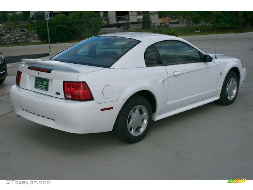 2000 Mustang V6 Coupe - Crystal White / Medium Graphite photo #13