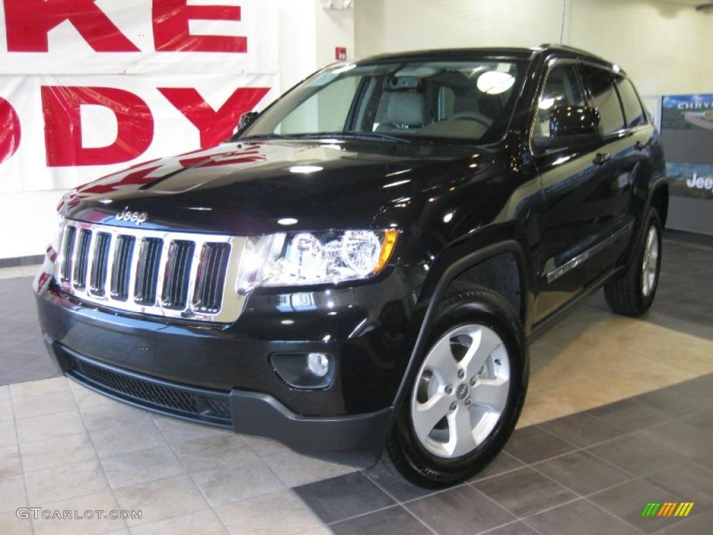 2011 Grand Cherokee Laredo X Package 4x4 - Brilliant Black Crystal Pearl / Dark Graystone/Medium Graystone photo #2