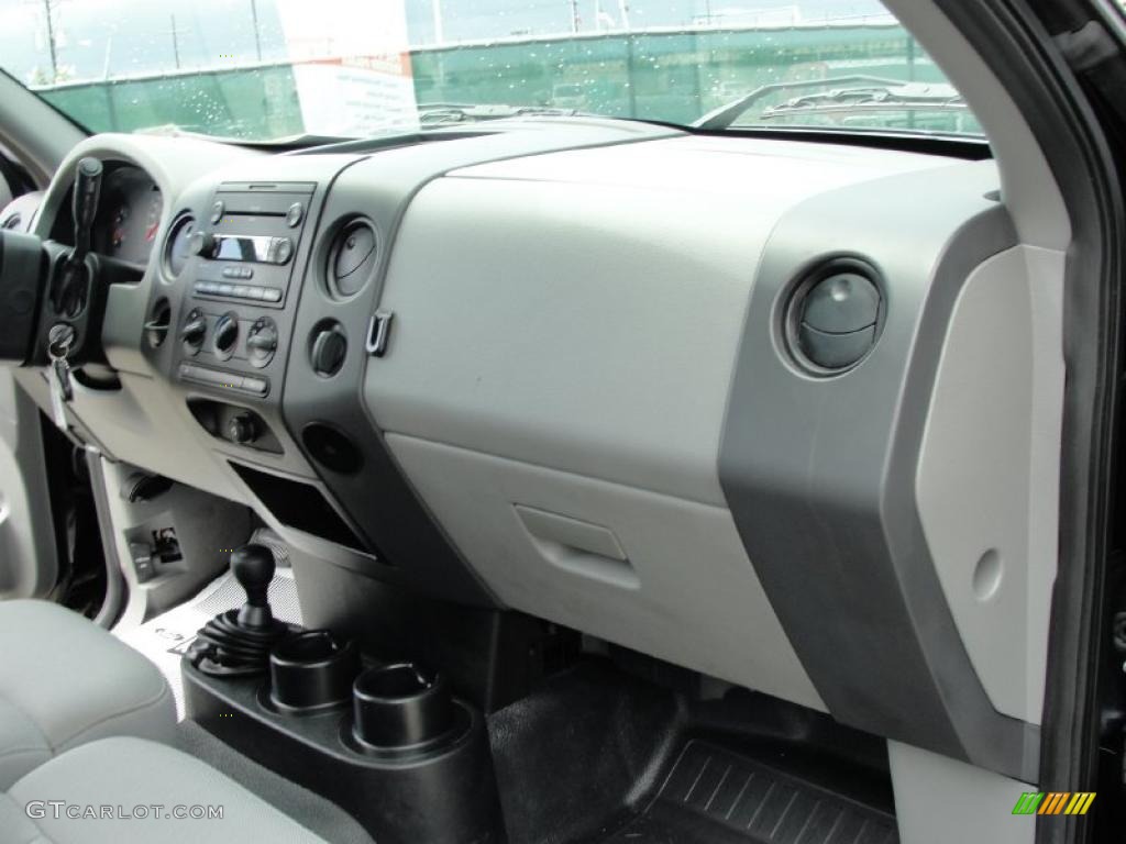 2005 F150 STX SuperCab 4x4 - Black / Medium Flint Grey photo #28