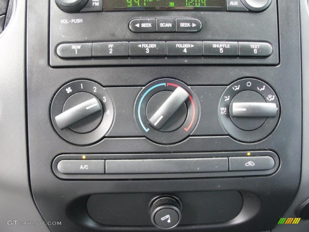 2005 F150 STX SuperCab 4x4 - Black / Medium Flint Grey photo #40