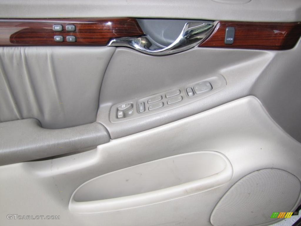 2002 DeVille DHS - White Diamond Pearl / Oatmeal photo #13