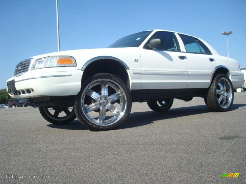 2003 Crown Victoria Sedan - Vibrant White / Light Flint photo #2