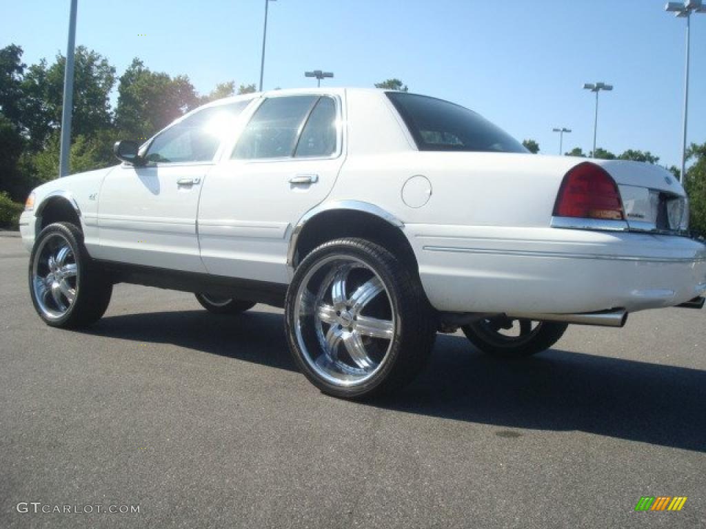 2003 Crown Victoria Sedan - Vibrant White / Light Flint photo #4