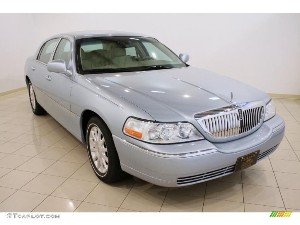 2007 Town Car Signature - Light Ice Blue Metallic / Light Camel photo #1